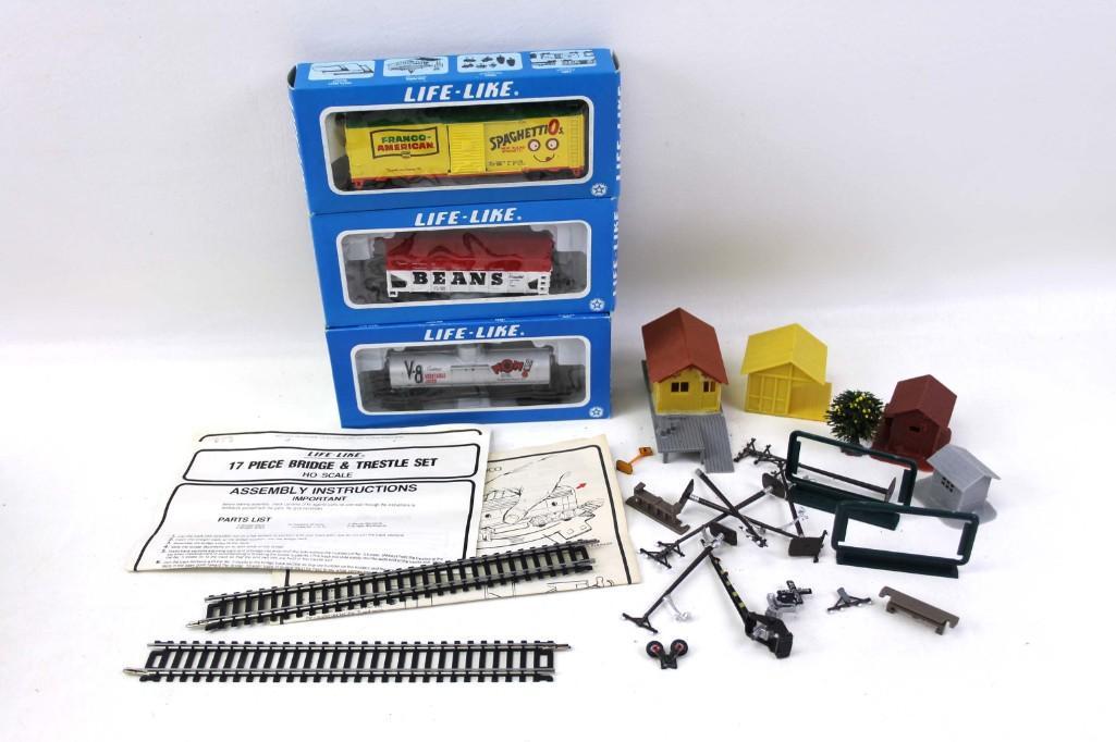 3 Vintage Life Like Model Train Cars in Original Boxes: Lot of 3 Vintage Life Like Model Train Cars in Original Boxes Plus Accessories . Includes Franco American SpaghettiOs , V-8 , and Campbells Beans