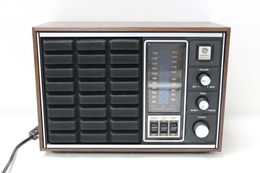 Vintage General Electric Monogram Series AM FM Radio: Vintage General Electric Monogram Series AM FM Radio