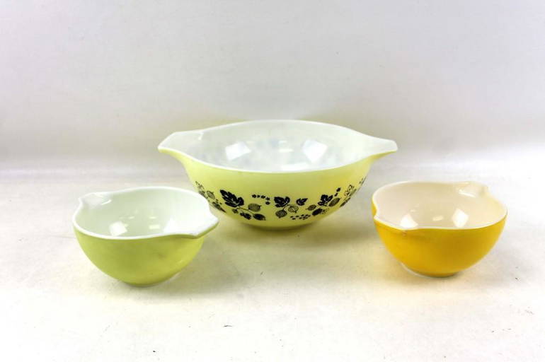 Vintage Pyrex Verde Green Cinderella Mixing Nesting Bowls Set of 3, 444 443  441, Pyrex Nesting Bowl Set of Three, Green Pyrex Set 