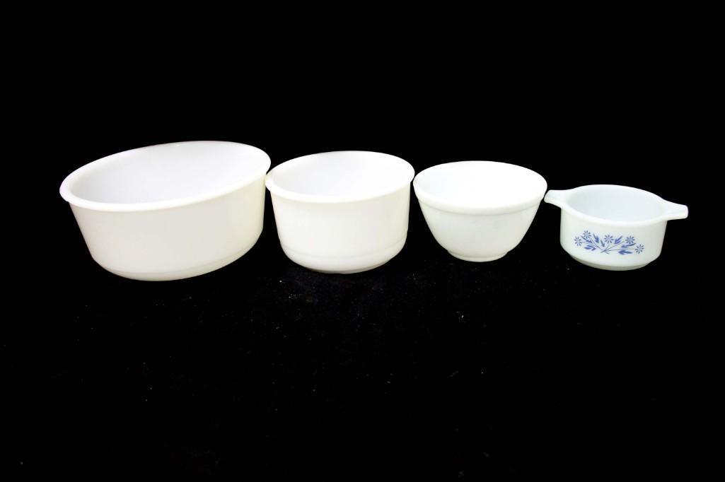 Lot of Vintage Mixing Bowls incl Fire King Cornflower: Lot of Vintage Mixing Bowls incl Fire King Cornflower and Pyrex