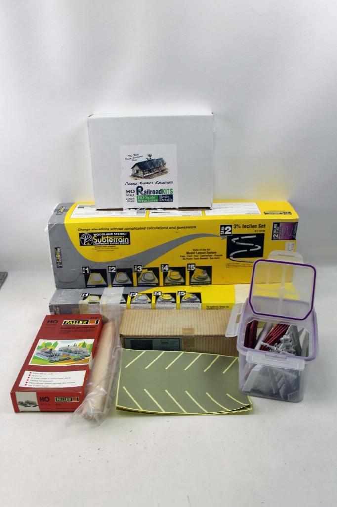 Lot of Train Accessories including HO Scale: Lot of Train Accessories including H0 scale
