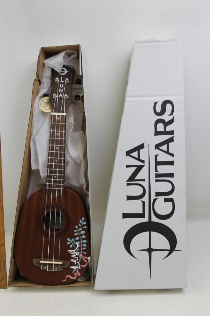 Luna Guitars Ukulele Mahogany Pineapple (1 of 7)