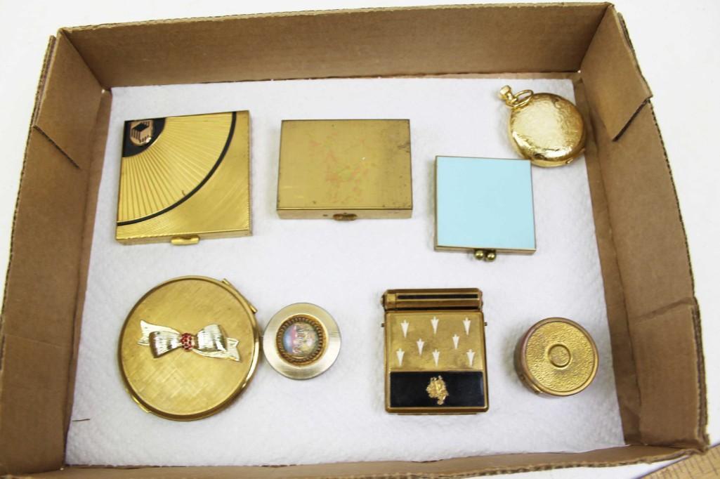 Lot of Vintage Compacts and a Razor: Lot of Vintage Compacts and a Razor