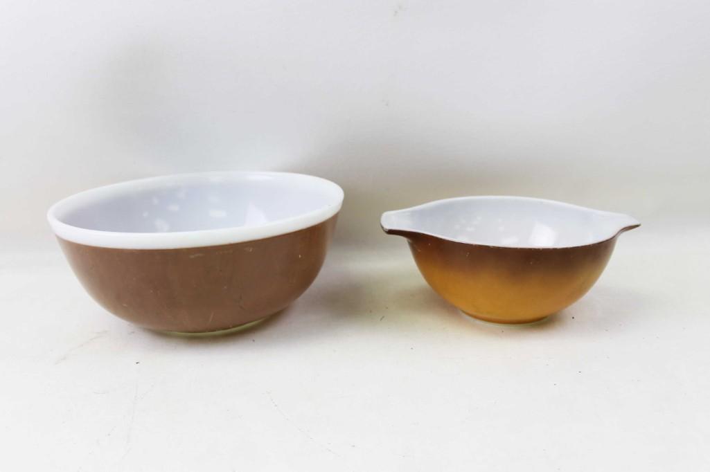Lot of 2 Vintage Brown Pyrex Mixing Bowls: Lot of 2 Vintage Brown Pyrex Mixing Bowls , One is a Cinderella bowl
