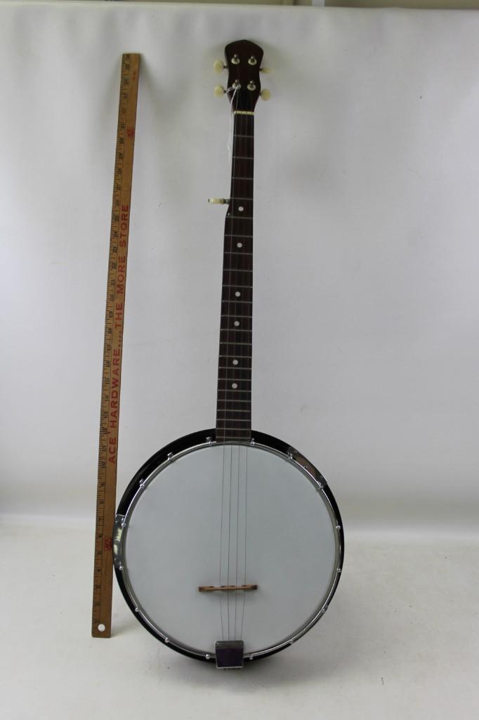 Nice Banjo - needs a string: Nice Banjo - needs a string Has a rose on the back