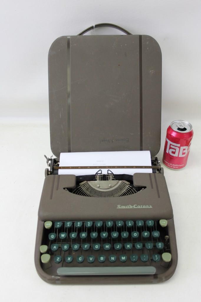 1970's Smith-Corona Skyriter Portable Typewriter (1 of 5)