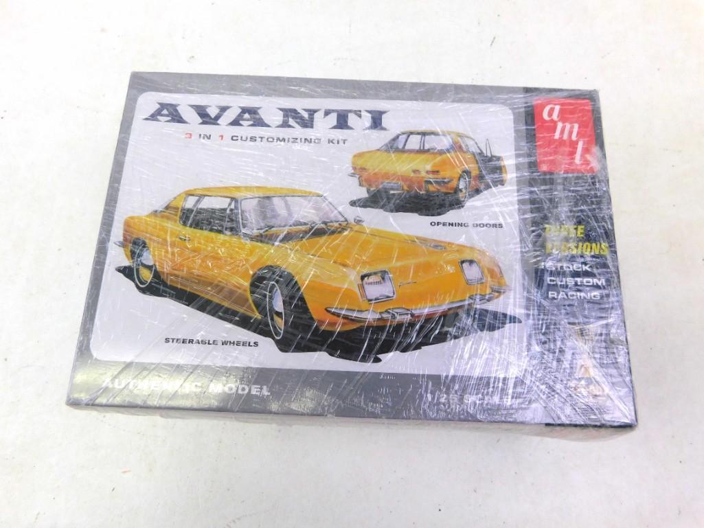 AMT Avanti 3 in 1 Authentic Model Kit (1 of 3)