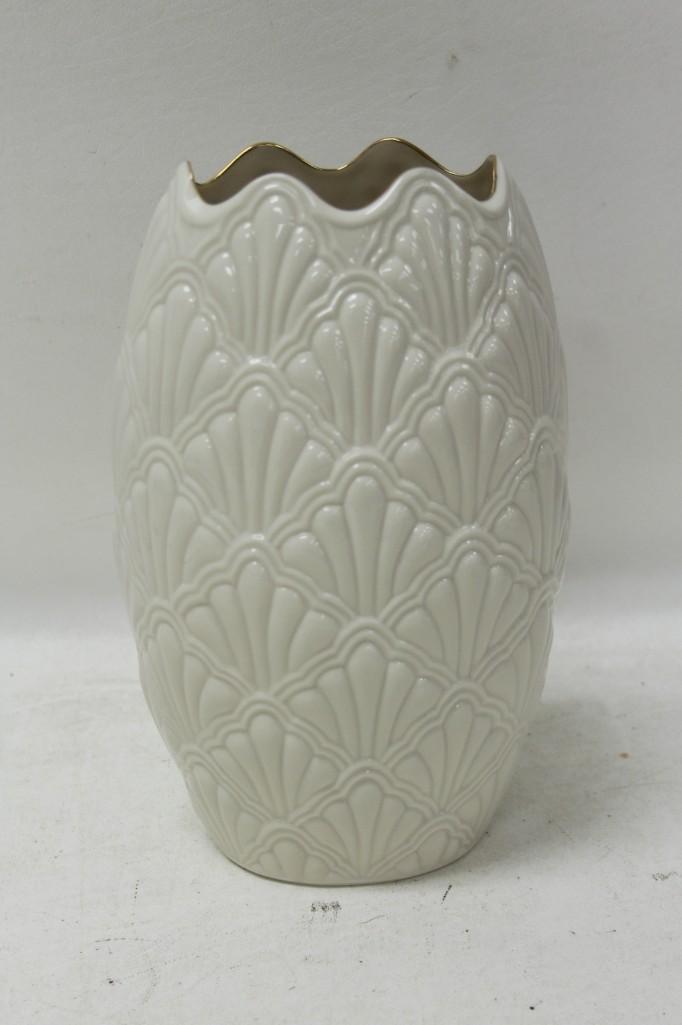 Lenox Jacquard Large Vase: Lenox Jacquard Large Vase Roughly 10" tall