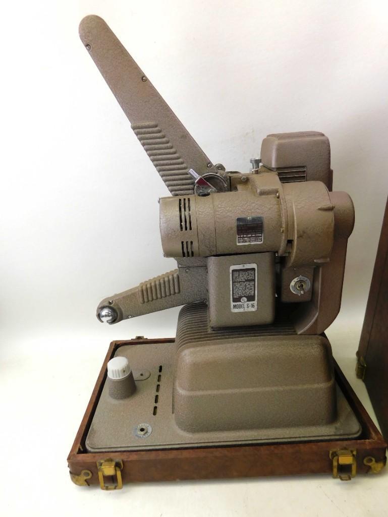 Vintage Revere 16 Sound Projector with built in case: Vintage Revere 16 Sound Projector with built in case Untested as it appears the cords are brittle
