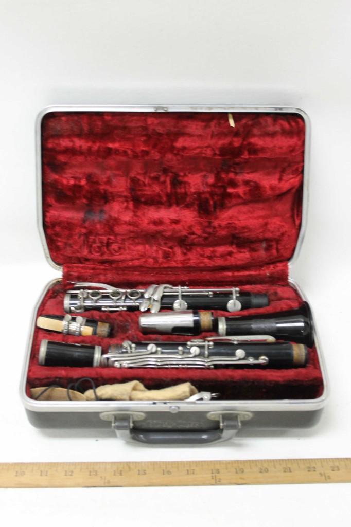 Bundy Clarinet in a Hard Case (1 of 8)