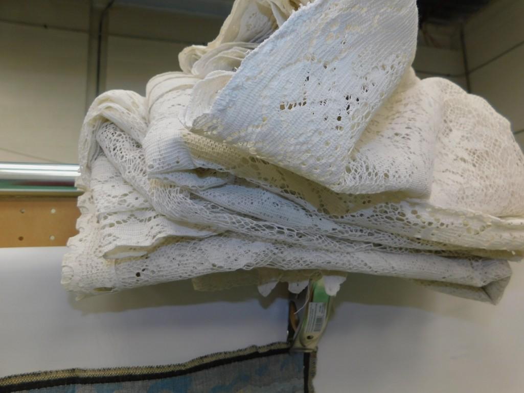 Vintage Lace Tablecloths / other lace pieces: Vintage Lace Tablecloths / other lace pieces 5 pieces total.