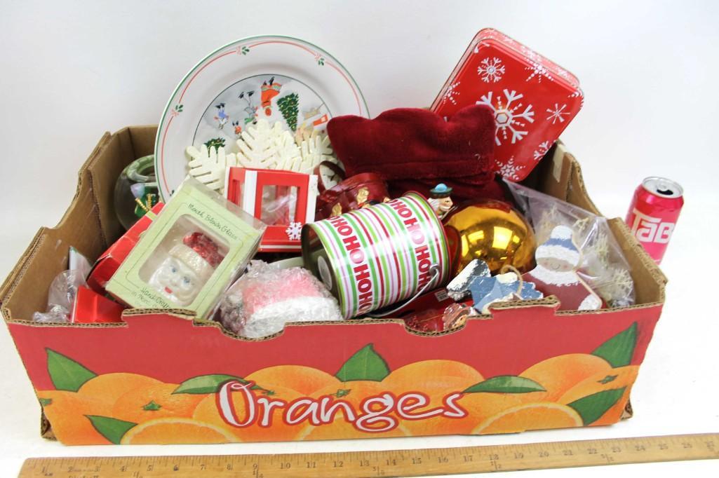 Christmas Lot incl Snow Globe , Nutcrackers , etc: Christmas Lot incl Snow Globe , Nutcrackers , etc