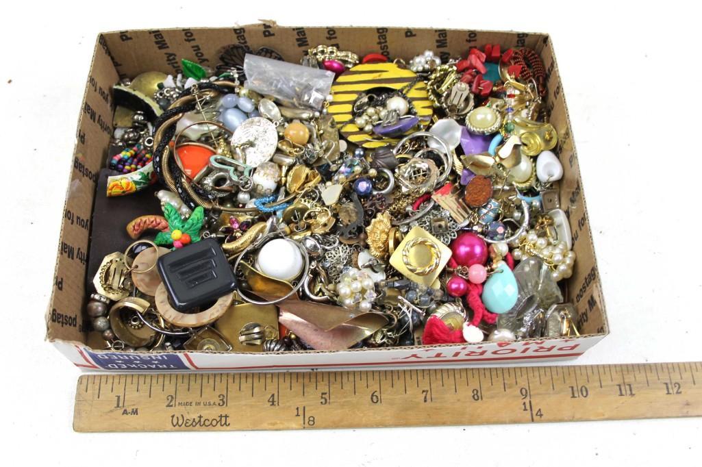 Lot of Craft Jewelry for Crafting or Repairs: Lot of Craft Jewelry for Crafting or Repairs . Includes single earrings and jewelry bits and pieces suitable for crafting or repairs