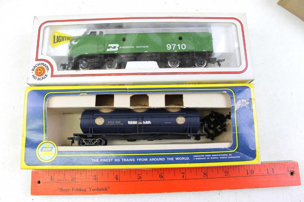 2 HO Scale Train Cars incl Bachmann HO Scale Burlington: Lot of 2 Model Railroad Train Cars including a Bachmann HO Scale Burlington Northern Engine and AHM Union 78 Tanker Car , both in original boxes