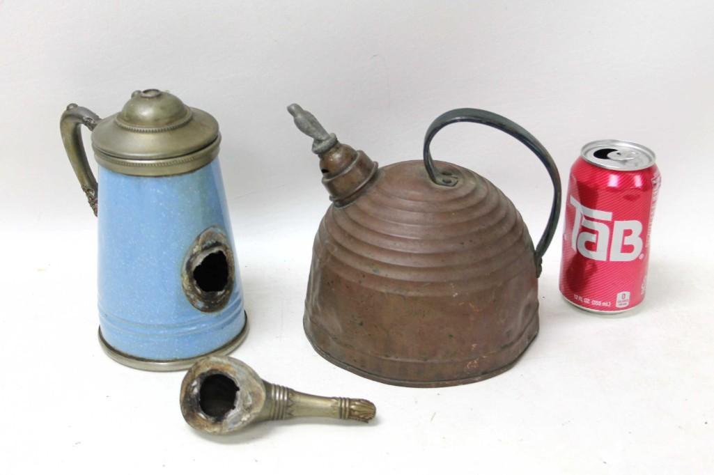 2 Vintage Tea Kettles or Teapots: Lot of 2 Vintage Tea Kettles or Teapots Condition: Please see all pictures. Spout is disconnected on the blue one and the other one has some dents and dings