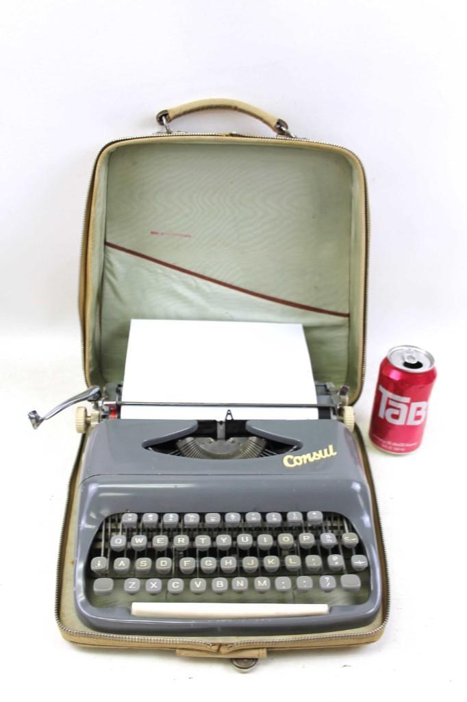 Vintage Consul Portable Typewriter with Case: Vintage Consul Portable Manual Typewriter with Case