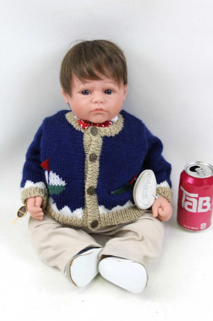 Lee Middleton Artist Studio Collection Picture Day 21": Lee Middleton Artist Studio Collection Picture Day 21" Boy Doll Artist Signed LE 92/500 Doll is vinyl with cloth, weighted body, approx 21" Long. Dolls have rooted hair and realistic, inset eyes. Doll