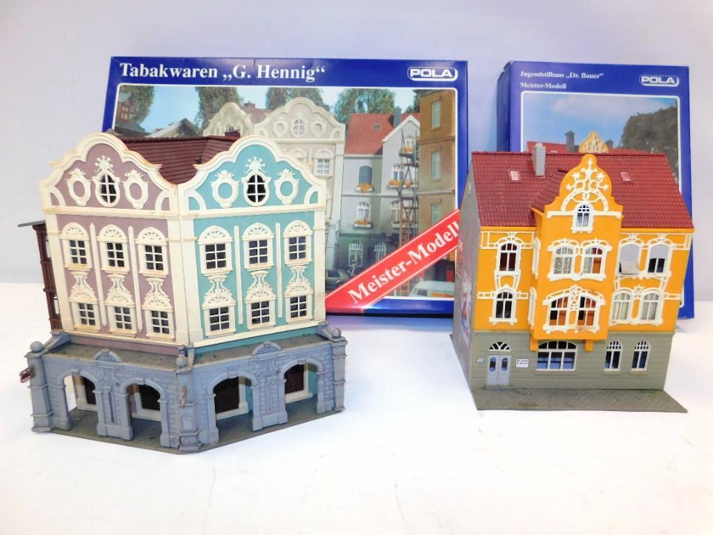 2 Model Railroad Train Buildings incl Tabakwaren G: 2 HO Scale Model Railroad Train Buildings incl Tabakwaren G Hennig and Jugendstilhaur Dr Bauer . Both are Pola Meister-Modell . These are already-built models, and the boxes are included .