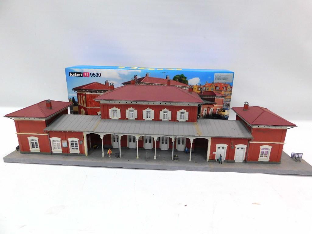 Kibri HO 9530 Feldafing Station Model Railroad Building: Kibri HO 9530 Feldafing Station Model Railroad Building HO Scale . This is an already-built kit. The box is included. The Diet Pepsi can is not included. Lot F