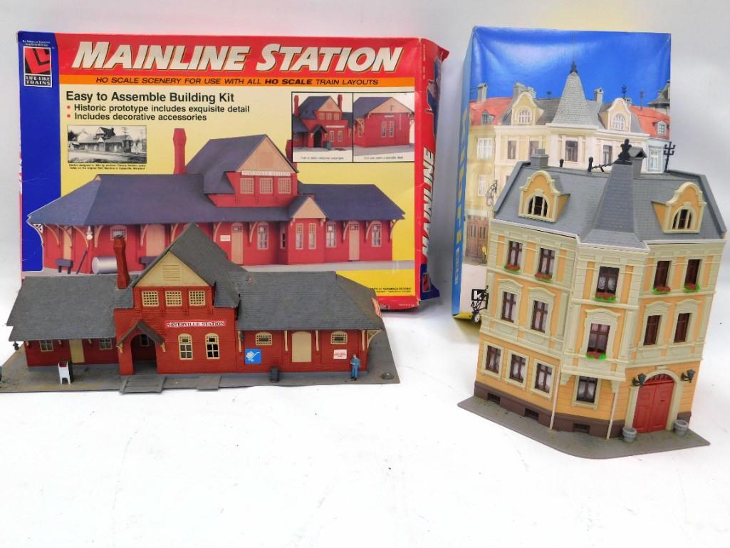 2 HO Scale Model Railroad Buildings incl Mainline: 2 HO Scale Model Railroad Buildings incl Life Like Mainline Station and Kibri HO 8296 Marketplace Terrace House . These are already-built kits . The boxes are included. The Diet Peps