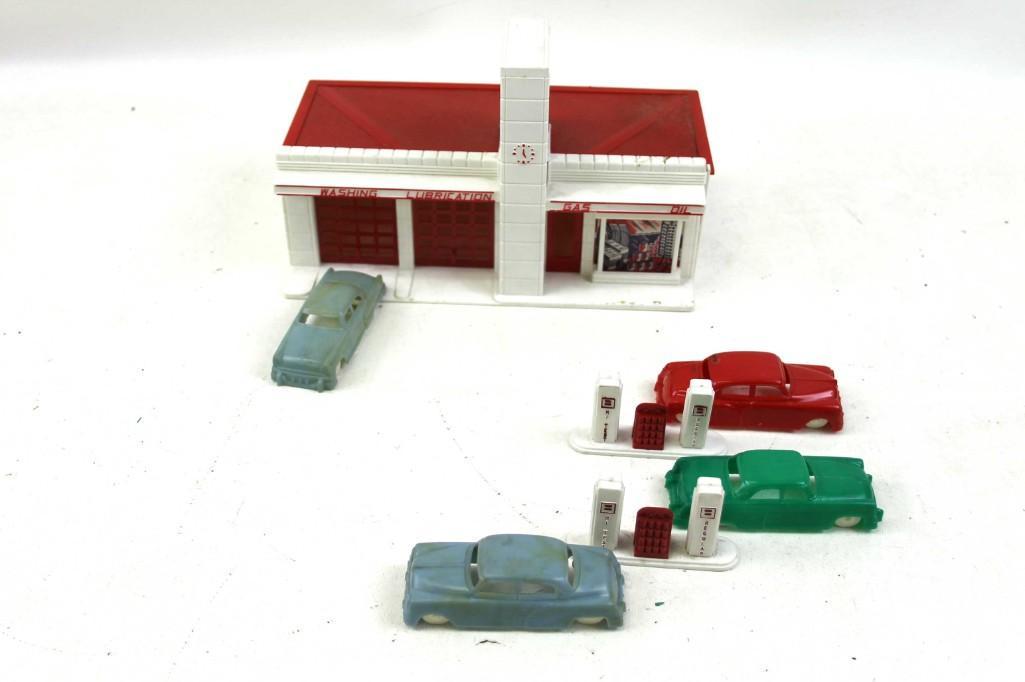 Vintage Plasticville Go-2 Gas Station with Cars and: Vintage Toy Plasticville Go-2 Gas Station with Cars and Pumps