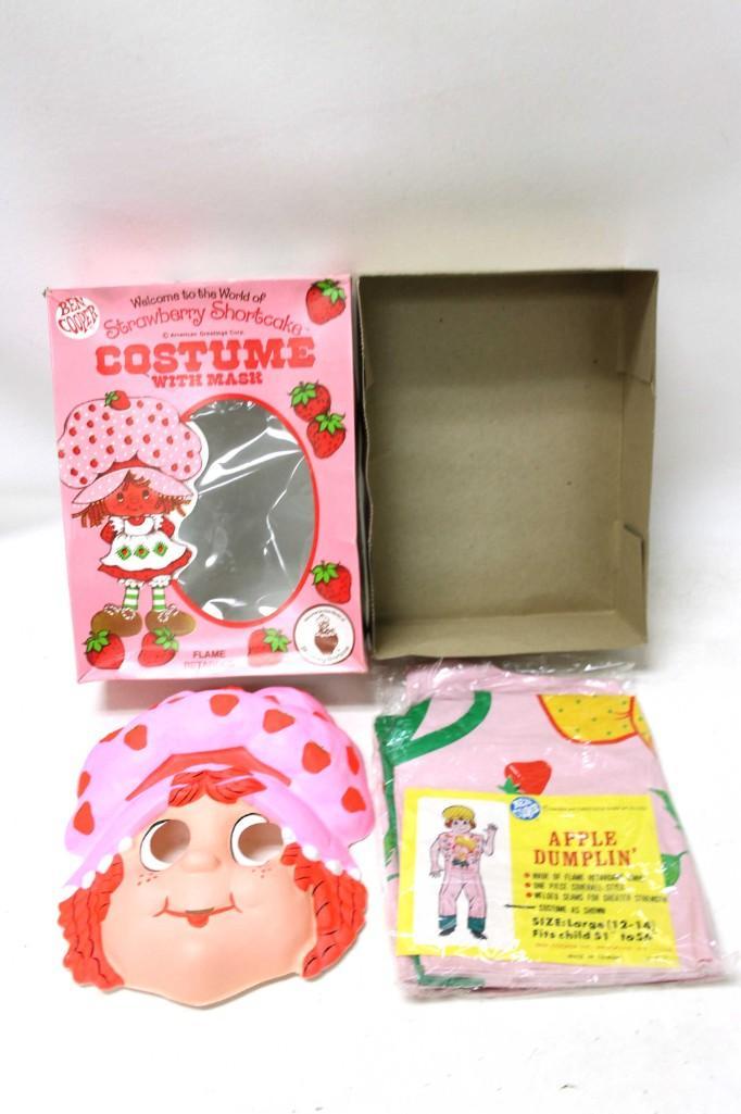 Vintage Strawberry Shortcake Mask and Apple Dumplin: This is a Ben Cooper Strawberry Shortcake Mask with a Size Large (12-14 says it fits child 51-56" ) Apple Dumplin Outfit / Costume . Includes the Strawberry Shortcake box. Condition: misma