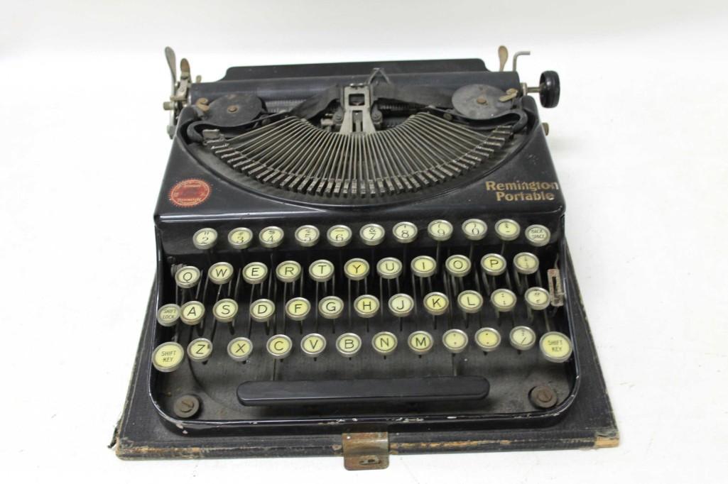 Vintage Remington Portable Manual Typewriter: Vintage Remington Portable Manual Typewriter