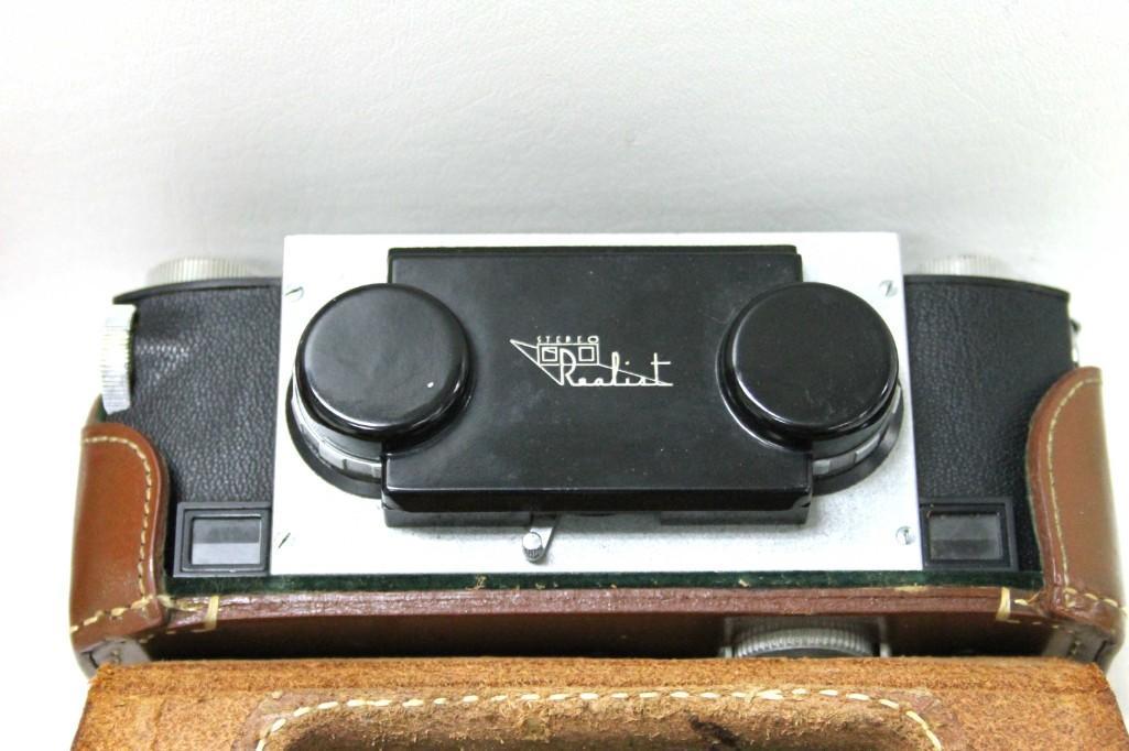 Vintage Stereo Realist Camera with Leather Case: Vintage Stereo Realist Camera with Leather Case