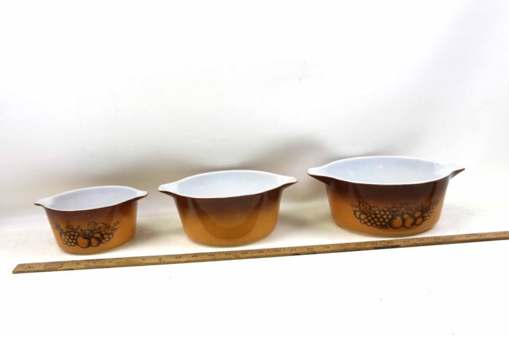 Set of 3 Vintage Pyrex Casseroles Old Orchard Fruit: Set of 3 Vintage Pyrex Casseroles Old Orchard Fruit Pattern . The largest one and the smallest one have the fruit pattern on them and the middle one is plain. This is how they were origina