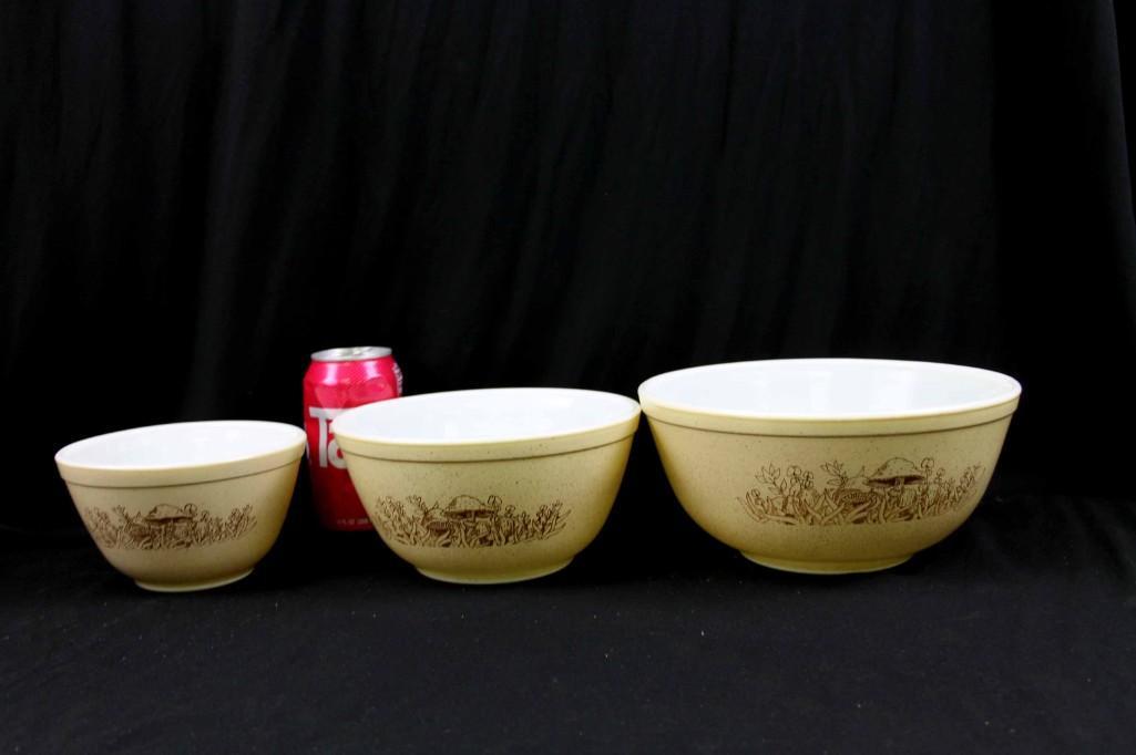 Set of 3 Vintage Pyrex Forest Fancies Mixing Bowls: Set of 3 Vintage Pyrex Forest Fancies Mixing Bowls with the mushroom design