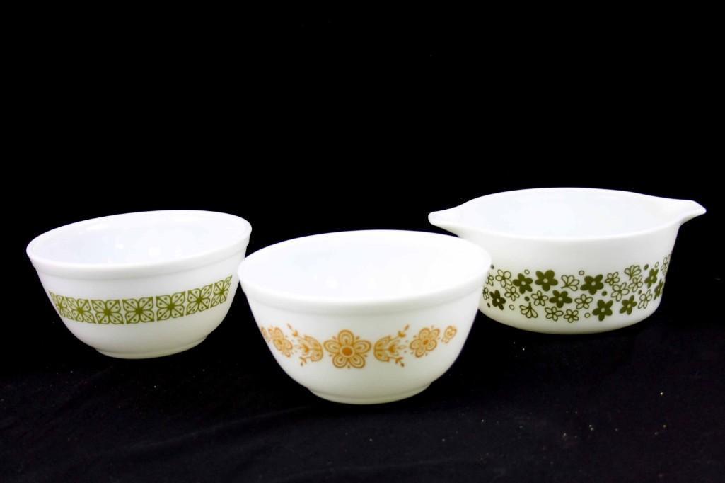 Lot of 3 Vintage Pyrex incl 2 Bowls and 1 Casserole: Lot of 3 Vintage Pyrex incl 2 Bowls , 1 Butterfly and 1 Verde Square Flowers and 1 Crazy Daisy Casserole with no lid Lot A