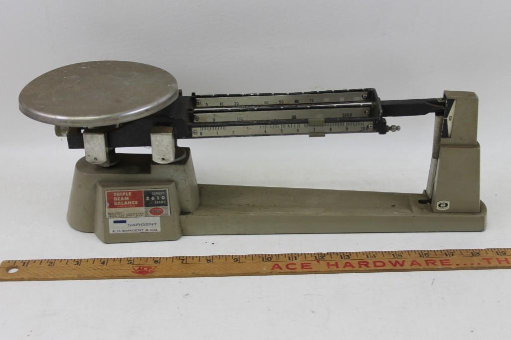 Ohaus Triple Beam Balance 2610 gram Capacity (1 of 5)