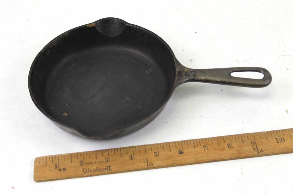 Griswold Cast Iron Skillet or Frying Pan No 3 (1 of 5)