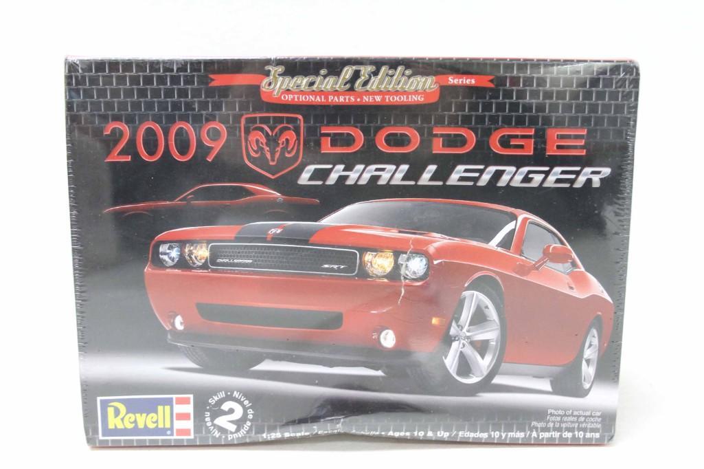 Revell 2009 Dodge Challenger Model Kit New Sealed in (1 of 5)