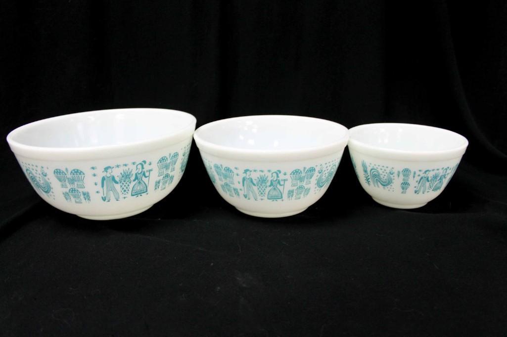 Vintage Pyrex White and Turquoise Amish Butterprint (1 of 4)