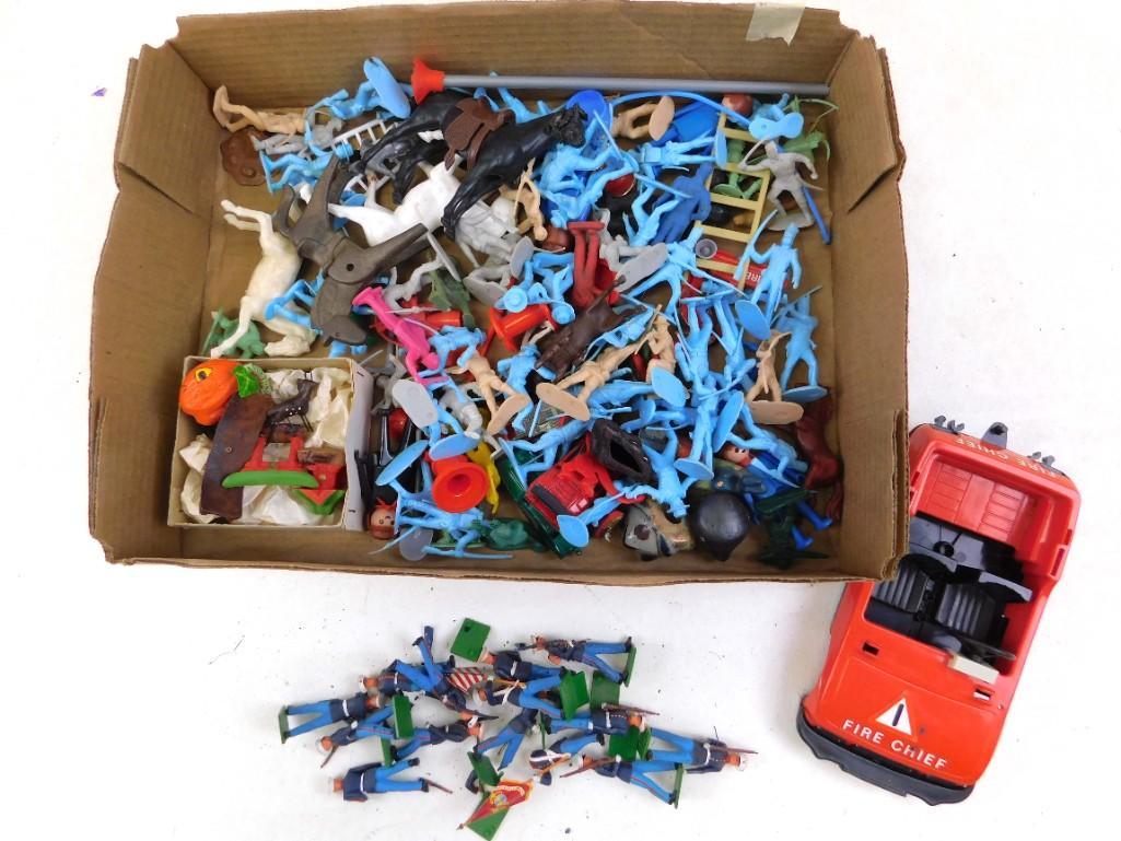 Lot of vintage plastic toys - soldiers, cowboys, etc. (1 of 5)