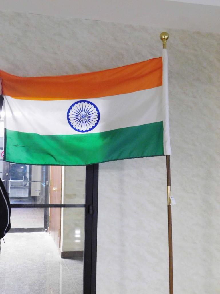 Flag of India (brass & wood flagpole): Flag of India (brass & wood flagpole) 8'x6" Because of the current covid 19 situation, pick up times are by appointment only. Pick up for this auction will be Feb 27 and 28 during the auction or Monda