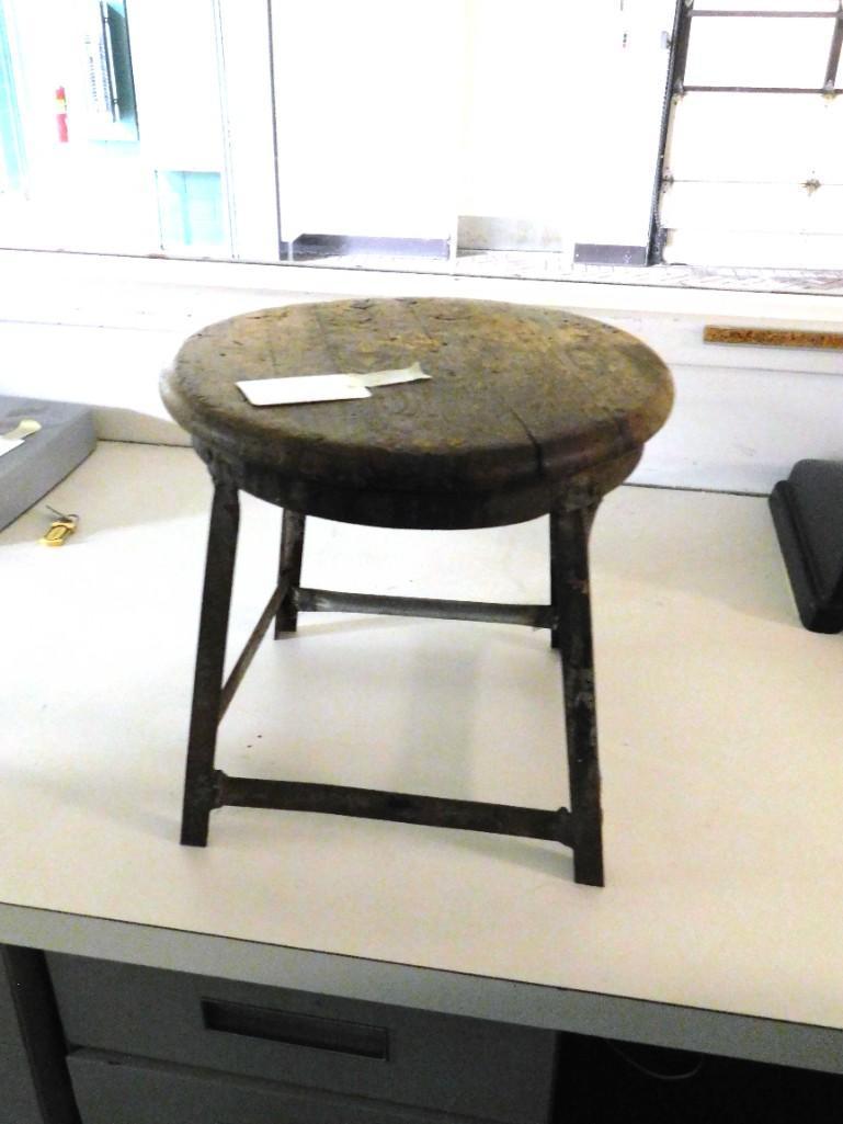 Vintage Round Stool: Vintage Round Stool with metal legs and a wood top Because of the current covid 19 situation, pick up times are by appointment only. Pick up for this auction will be Feb 27 and 28 during the auction o