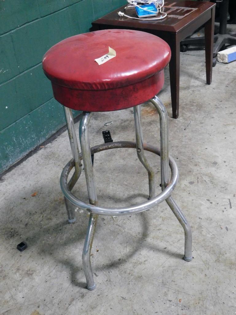 Vintage Bar Stool with Chrome Base: Vintage Bar Stool with Chrome Base Because of the current covid 19 situation, pick up times are by appointment only. Pick up for this auction will be Feb 27 and 28 during the auction or Monday, March 