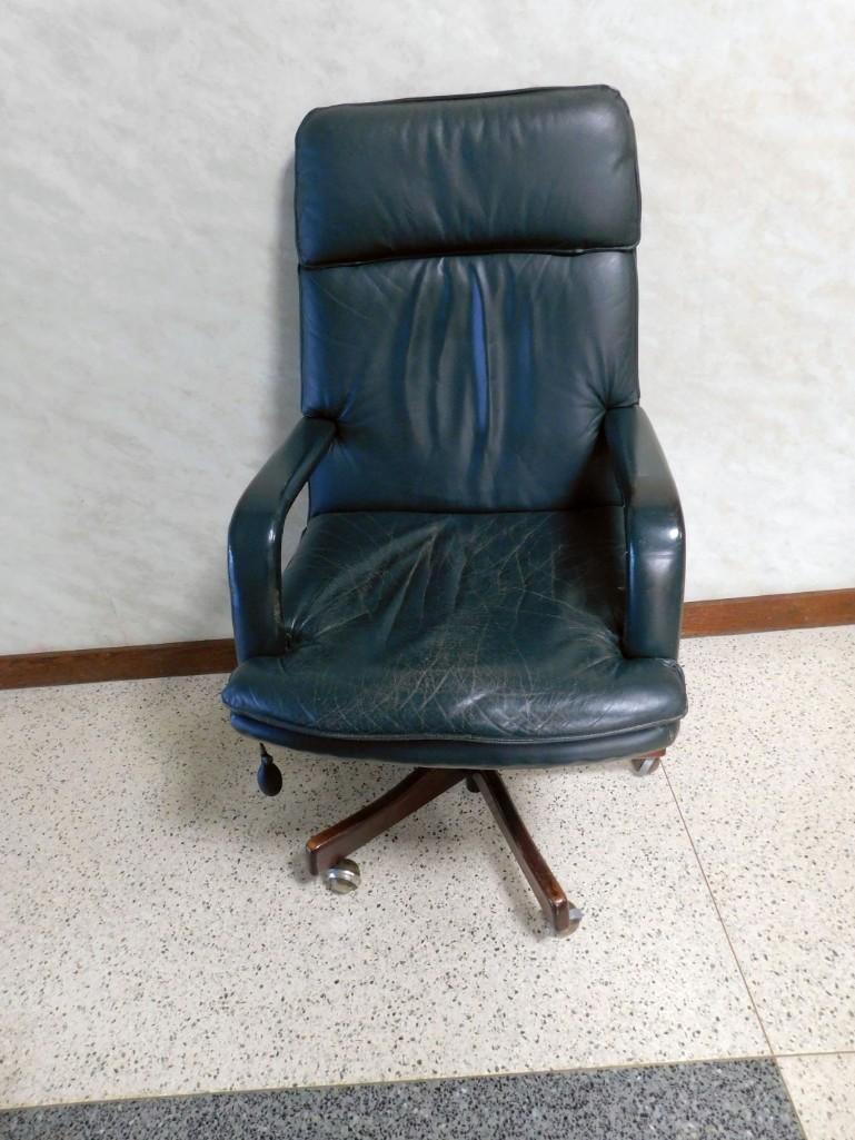 Leather Executive Office Chair: Leather Executive Office Chair or Desk Chair Condition: has some scuffs on the leather, especially on the back Because of the current covid 19 situation, pick up times are by appointment on