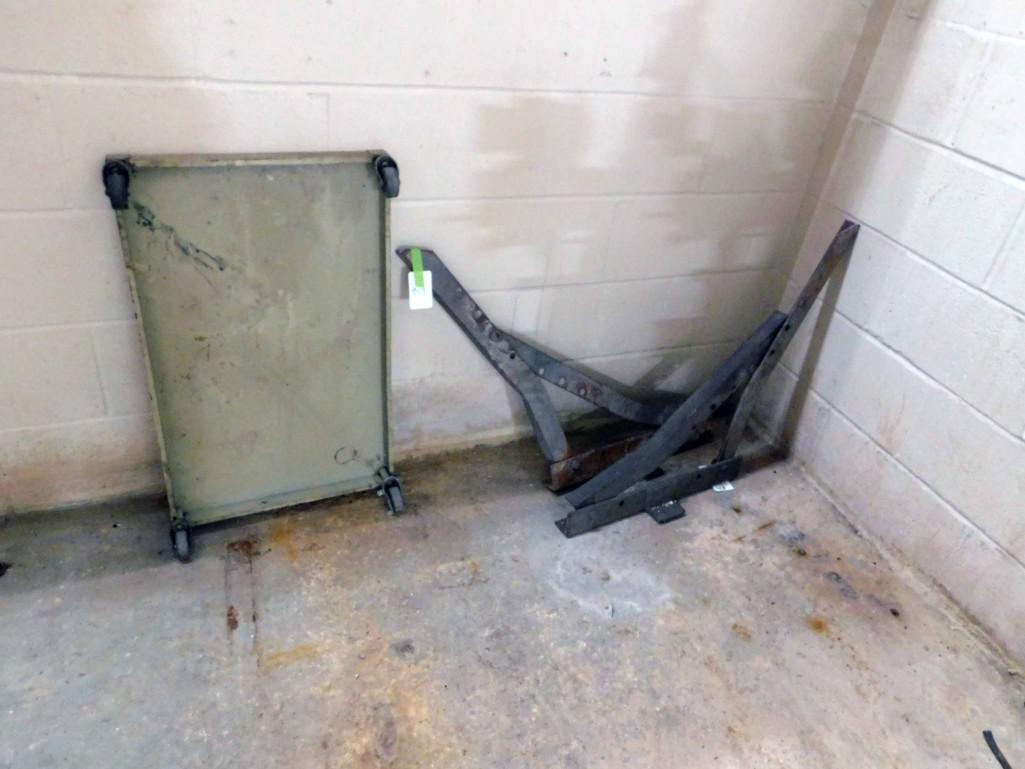 Mist Automotive Stand/Metal Cart: Mist Automotive Stand/Metal Cart Because of the current covid 19 situation, pick up times are by appointment only. Pick up for this auction will be Feb 27 and 28 during the auction or Monday, March 1 