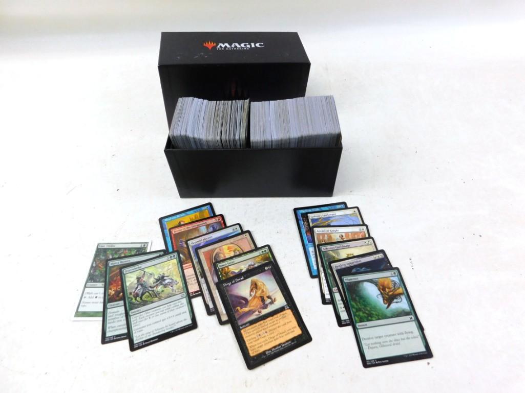Box of Roughly 500 Magic The Gathering Collector / Game (1 of 3)