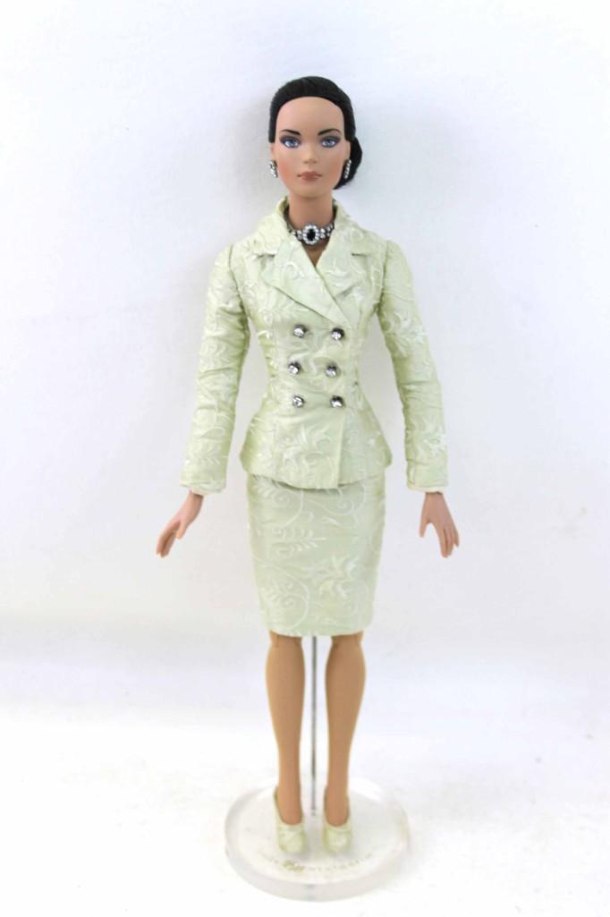 Robert Tonner Tyler Wentworth 16" Jointed Vinyl Doll: Robert Tonner Tyler Wentworth 16" Jointed Vinyl Doll, Dark Hair, Ready to Wear. Dressed in RT Central Park Benefit Luncheon Chartreuse Suit. Shoes missing soles and heels. Includes doll stand. Cle