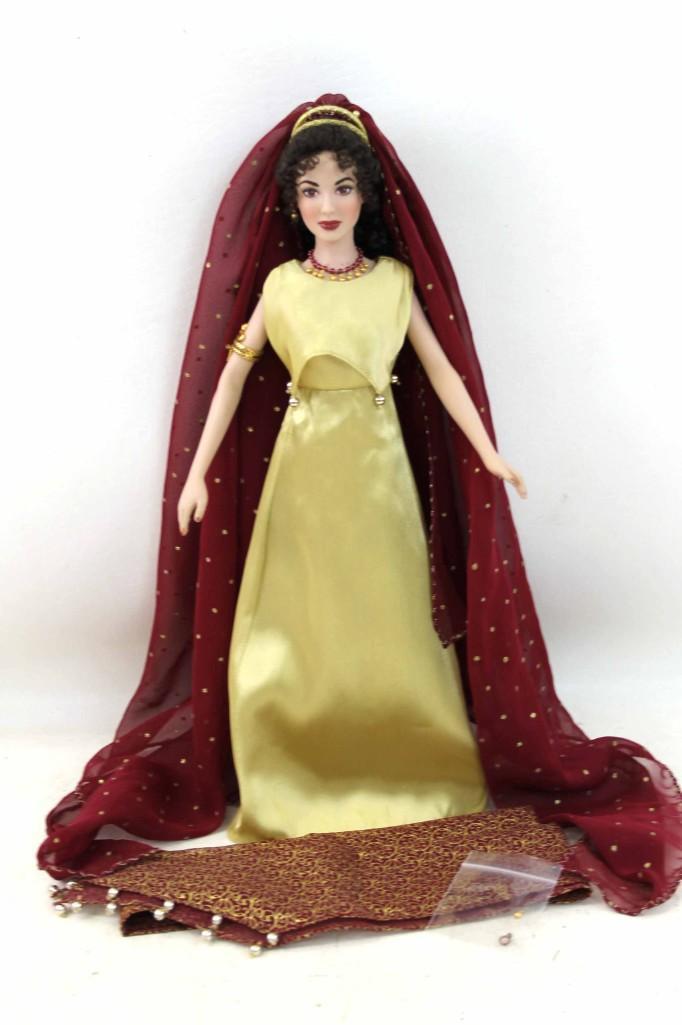 Franklin Mint Julia the Roman Empress 16" Limited: Franklin Mint Julia the Roman Empress 16" Limited Edition Vinyl Fashion Doll . Includes only what is shown . No Box . Dress has a stain . One earring is broken but included Condition: Includes onl