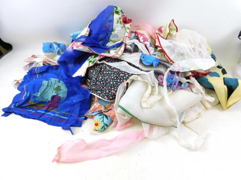 Lot of Aprons and lots of other assorted linens / cloth: Lot of Aprons and lots of other assorted linens / cloth