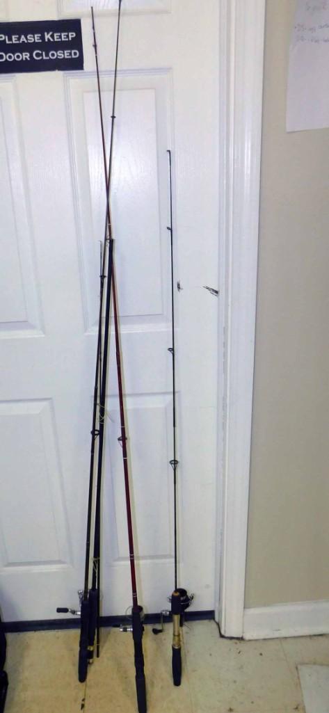 Set of 4 fishing poles, 3 of them with reels: Set of 4 fishing poles, 3 of them with reels