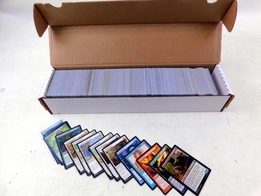 Lot of roughly 1000 Magic The Gathering Cards: Lot of roughly 1000 Magic The Gathering Cards - First picture of the spread is what the consignor wanted us to show. The last spread is from a random pull
