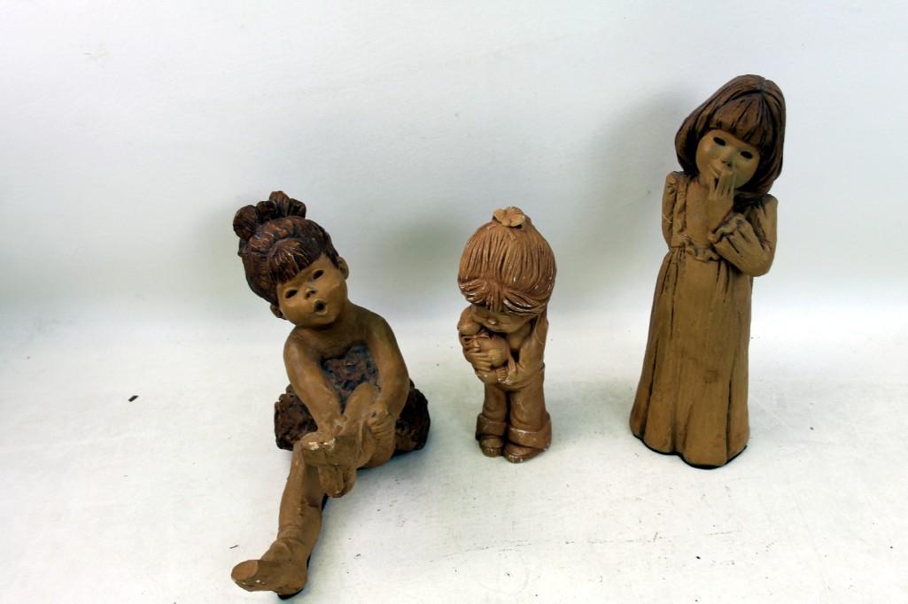 Lot of Lee Bortin Clay and Bill Mack Fannykins: Lot of Lee Bortin Clay and Bill Mack Fannykins Figurines. The girl Sitting has some chips as shown. The Cats Meow figurines is the Fannykind one. LOT D