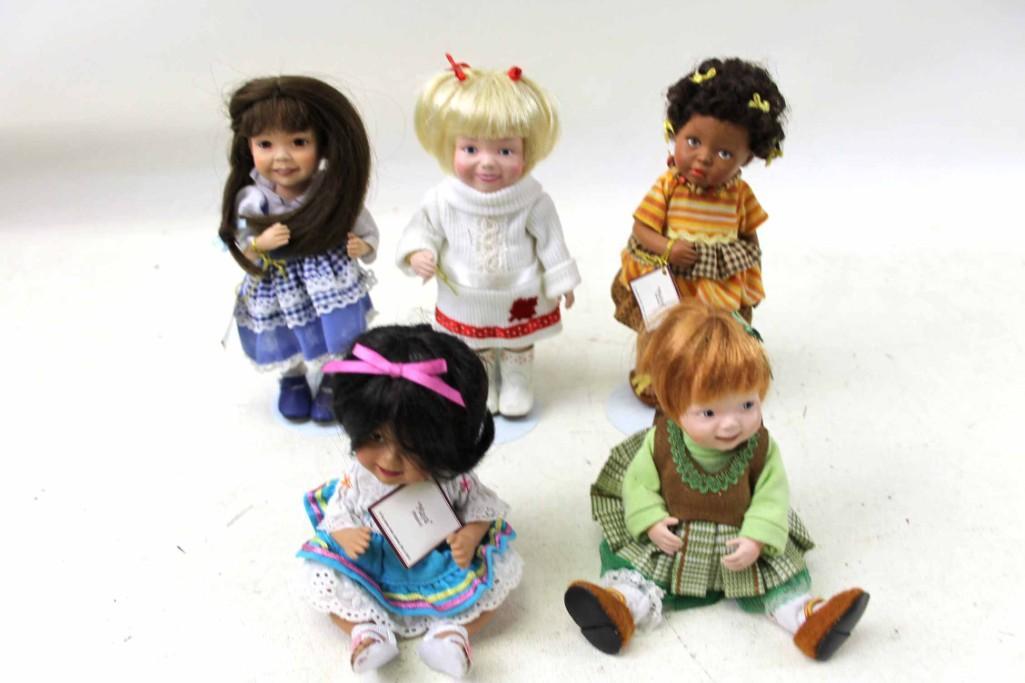 5 Ashton Drake Hands Across the World Dolls: 5 Ashton Drake Hands Across the World Dolls