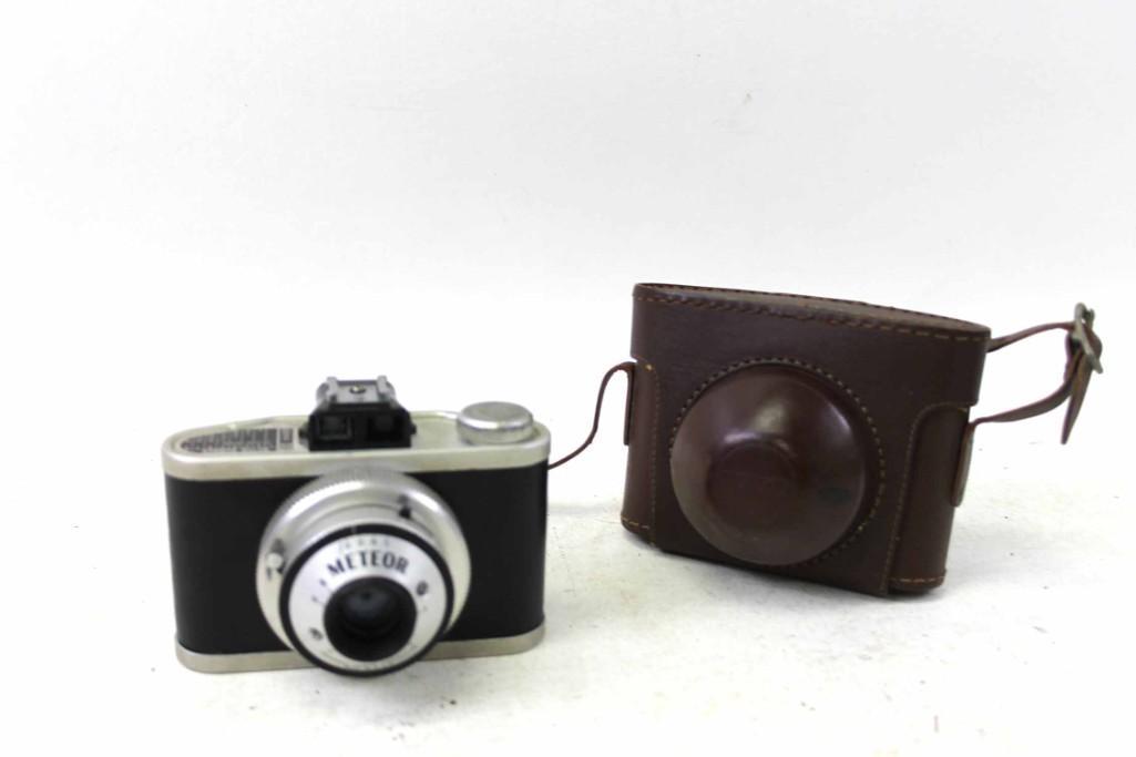 Vintage Universal Meteor Camera with Case (1 of 4)